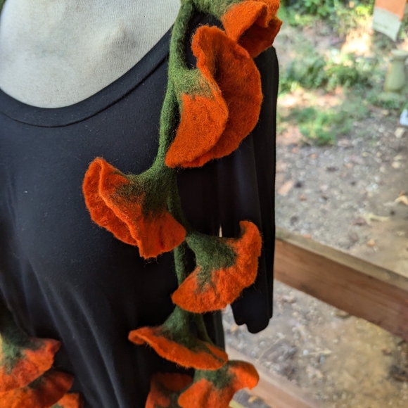 🧡 FLOWER SCARF! - Picture 5 of 8